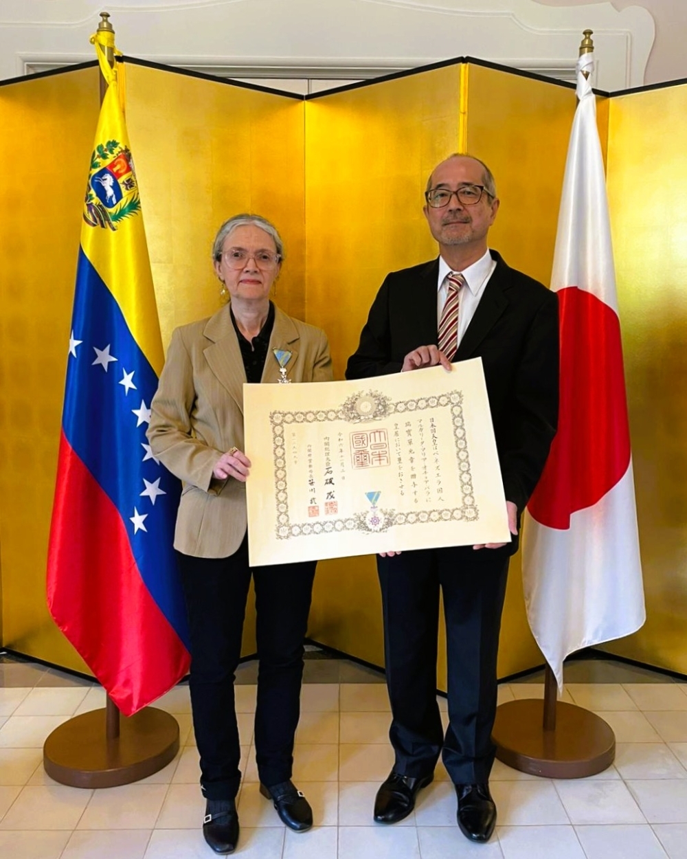 Entrega de condecoración a la Sra. Margarita Ochoa