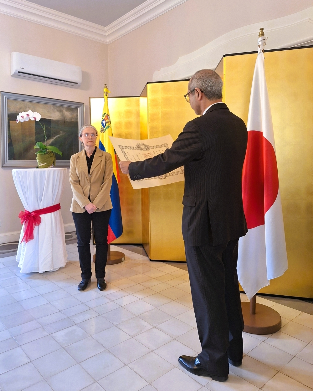 Entrega de condecoración a la Sra. Margarita Ochoa